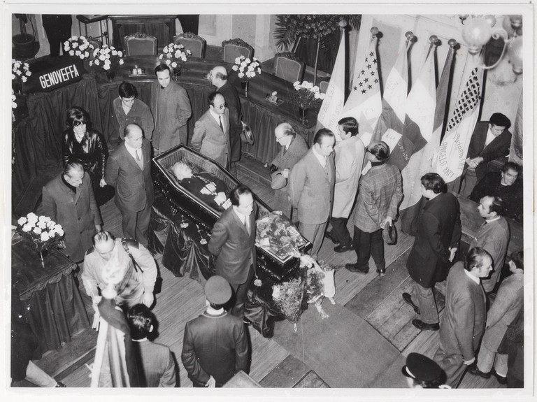 Gattatico-Reggio Emilia, 27-30 marzo 1970, Funerali di Alcide Cervi, camera ardente di Alcide nella Sala del Tricolore di Reggio Emilia, picchetto d'onore